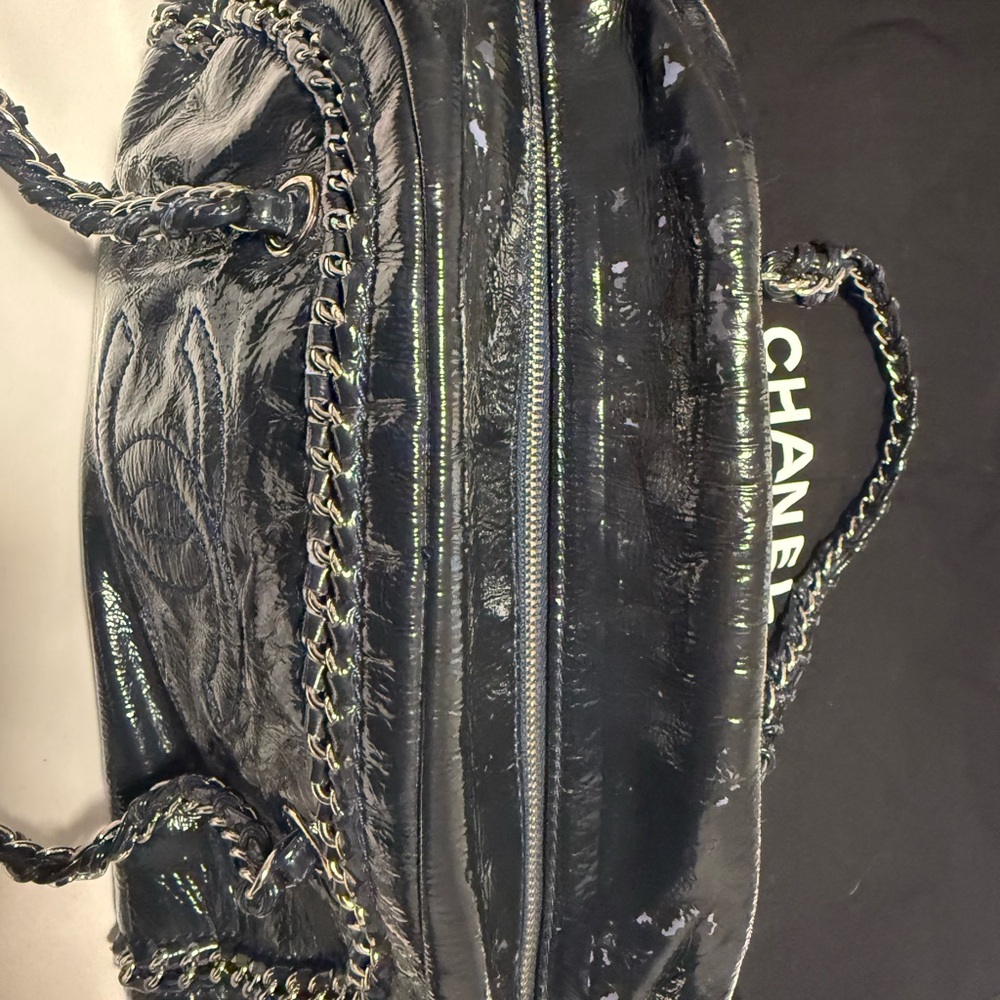 Authentic Chanel Navy Patent Bowling Bag
Chain Straps & Details zipper closure - Picture 8 of 16